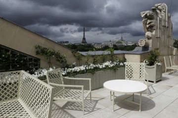 Vue prise depuis la terrasse de la suite "Bernstein" de l'hôtel Crillon à Paris, le 30 juin  as the Eiffel Tower  