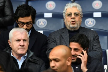 Le chanteur Enrico Macias (D) lors d'un match de foot au Parc des Princes, le 22 avril 2017