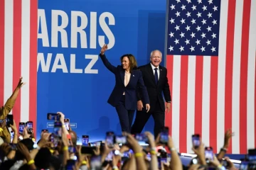 La vice-présidente des Etats-Unis et candidate démocrate à l'élection présidentielle de 2024, Kamala Harris, et son colistier, le gouverneur du Minnesota Tim Walz, lors d'un meeting de campagne à Philadelphie (Pennsylvanie), aux Etats-Unis, le 6 août 2024