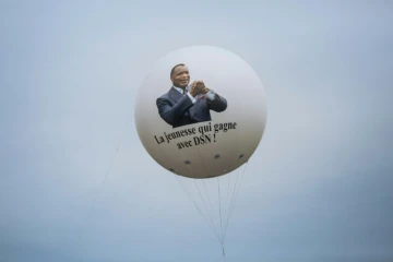 Un ballon portant la photo du président sortant et candidat à sa réélection Denis Sassou-Nguesso à Brazzaville le 19 mars 2021