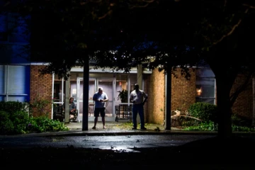 Des habitants constatent les dégâts causés par l'ouragan Sally à Pascagoula, dans le Mississippi, le 16 septembre 2020