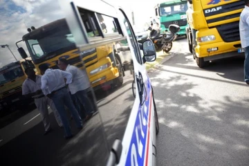 Mardi 5 Avril 2011

Les transporteurs bloquent les voies d'accès à la SRPP