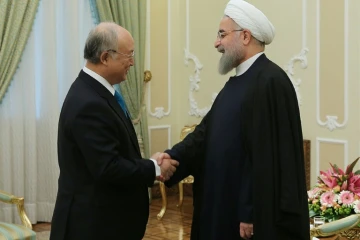 Photographie remise par le bureau de la présidence iranienne montrant Yukiya Amano, président de l'Agence internationale de l'énergie atomique (g), et le président iranien Hassan Rohani, à Téhéran le 18 janvier 2016