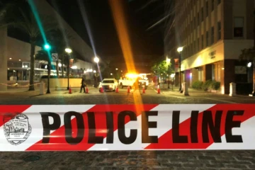 Un ruban de police délimite un périmètre de sécurité à Jacksonville, le 26 août 2018, après qu'un tireur a tué deux personnes lors d'un tournoi de jeu vidéo, avant de se suicider
