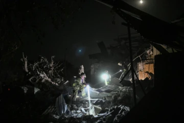 Les secours à l'oeuvre dans les décombres d'un hôtel de Kramatorsk (Ukraine) le 25 août 2024
