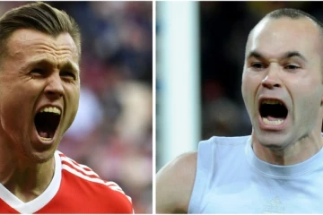 Photo combinée des mileux de terrain russe, Denis Cheryshev, (g) et espagnol, Andrés Iniesta, le 29 juin 2018     