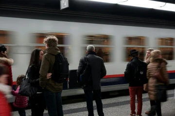 Des gens attendent un train à la Gare Centrale de Bruxelles, le 24 mars 2016