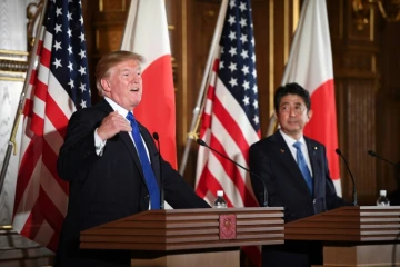 Le président américain Donald Trump (g) et le Premier ministre japonais Shinzo Abe lors d'une conférence de presse, le 6 novembre 2017 à Tokyo 
