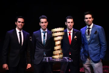 L'Espagnol Alberto Contador, l'Italien Fabio Aru, son compatriote Vincenzo Nibali et le tenant du titre néerlandais Tom Dumoulin, lors de la présentation officielle du Giro-2018 à Milan 