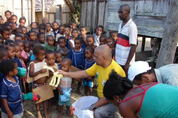 Distribution de cadeaux aux enfants par l'association Prev'Act lors d'une mission humanitaire à Madagascar (Photo : Prev'Act)