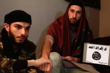 Capture d'écran d'une vidéo diffusée le 27 juillet 2016 par l'EI dans laquelle deux hommes présentés comme les auteurs de l'attaque de Saint-Étienne-du-Rouvray, "Abou Jalil al-Hanafi"(g) et "Abou Omar" (d), prêtent allégeance au chef de l'EI 