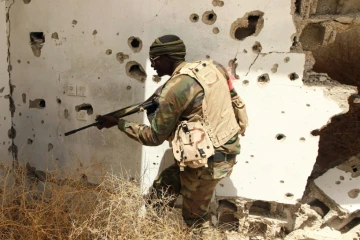 Un membre des forces loyales au gouvernement d'union libyen, près de Benghazi en Libye le 19 avril 2016