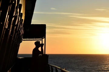 Un marin à bord du navire allemand Werra, surveille la Méditerranée le 30 septembre 2015