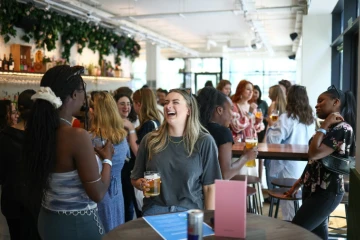 Des jeunes femmes se rencontrent dans un bar à Londres à la recherche de colocataires, dans le style d'un speed dating, le 11 mai 2024