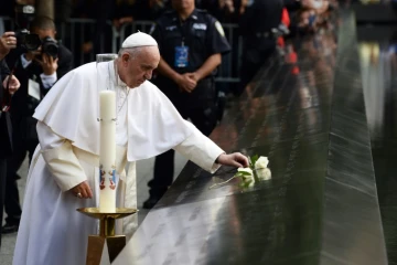 Le pape François prie pour les victimes du 11 septembre 2001, au mémorial du 11-Septembre, le 25 septembre 2015 à New York