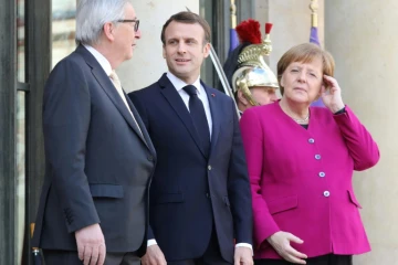 Le président de la Commission européenne Jean-Claude Juncker, le président français Emmanuel Macron et la chancelière allemande Angela Merkel à Paris le 26 mars 2019