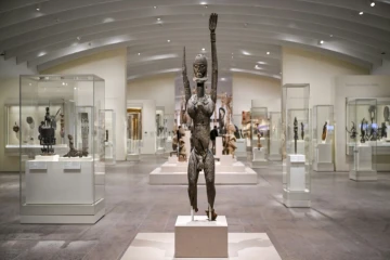 Une sculpture d'art dogon exposée dans l'aile Michael C. Rockefeller consacrée aux arts d'Afrique, d'Océanie et des "anciennes Amériques", le 28 mai 2025 au Metropolitan Museum de New York