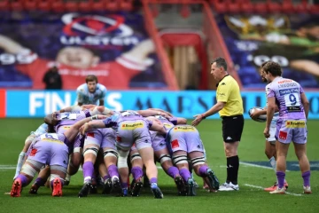 Les joueurs des Exeter Chiefs (Ang) se préparent pour une mêlée face au Racing 92, lors de la finale de la Coupe d'Europe des Champions, le 17 octobre 2020 à Bristol