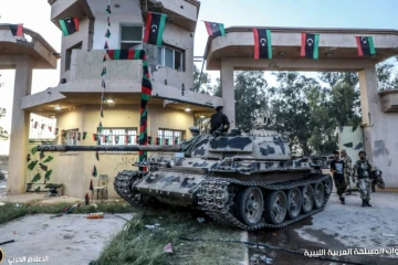 Image diffusée le 10 avril 2019 par la page Facebook de l'Armée nationale libyenne de Khalifa Haftar qui mène une offensive sur Tripoli, siège du gouvernement reconnu par la communauté internationale. Elle montre un char et des hommes de l'ANL devant la caserne du 4e Bataillon à Aziziyah, 40 km au sud de la capitale