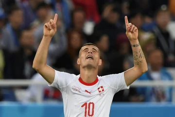 Le milieu Suisse Granit Xhaka exulte après son but face à la Serbie au Mondial, le 22 juin 2018 à Kaliningrad