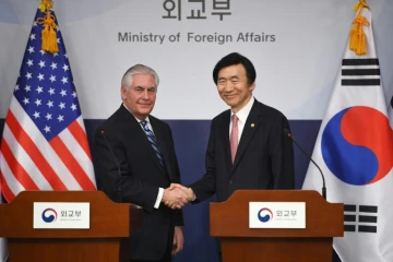 Le secrétaire d'Etat américain Rex Tillerson (g) et son homologue sud-coréen Yun Byung-Se lors d'une conférence de presse, le 17 mars 2017 à Séoul