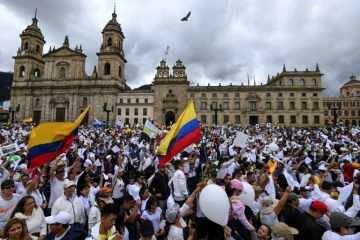 Des miliers de Colombiens sur la place Bolivar à Bogota, le 20 janvier 2019, pour manifester leur refus du terrorisme et en hommage aux victimes de l'attentat qui a fait 20 morts le 17 dans la capitale colombienne

