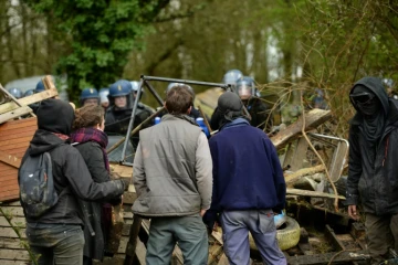 Des manifestants s'opposant à l'opération d'évacuation de la ZAD lundi 9 avril 2018 à Notre-Dame-des-Landes (Loire-Atlantique)