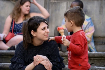 Nour, une réfugiée syrienne qui faisait partie des 12 Syriens ramenés par le pape François de Lesbos, et son fils Riad, le 5 avril 2017 à Rome