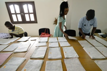 Des employés de la Commission électorale indépendante (CEI) le 31 octobre 2016 à Abidjan