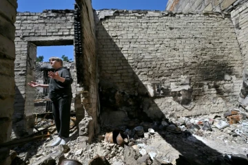 Zoïa Potapova, retraitée, dans les décombres de sa maison détruite, le 3 juin 2022 à Gorenka, près de Kiev, en Ukraine