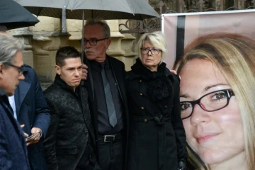 Jonathann Daval, (2em  à partir de G), le père et la mère Jean-Pierre et Isabelle Fouillot d'Alexia devant son portrait lors de ses obsèques, à Gray le 8 novembre 2017