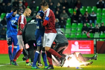 Un pétard explose sur la pelouse, près du gardien lyonnais Anthony Lopes, lors du match de L1 entre Metz et Lyon, le 3 décembre 2016 à Saint-Symphorien
