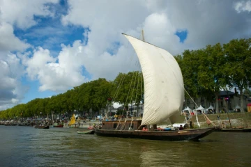 Des bateaux participent à Orléans au plus grand rassemblement de marine fluviale de France, le 23 septembre 2015