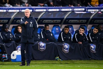 Le sélectionneur des Bleus Didier Deschamps donne des instructions lors du match contre la Moldavie en qualif pour l'Euro-2020 au Stade de France, le 14 novembre 2019