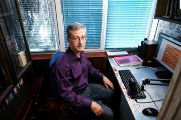 Le professeur de droit russe Roman Melnitchenko chez lui à Volgograd, dans le sud de la Russie, le 6 juin 2022