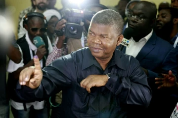 Le candidat du MPLA, le parti au pouvoir en Angola, Joao Lourenço, montre son index après avoir voté à Luanda le 23 aout 2017