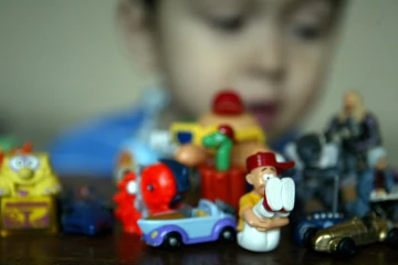 Des jouets d'oeufs Kinder Surprise du chocolatier Ferrero, le 15 avril 2004 à Francfort.