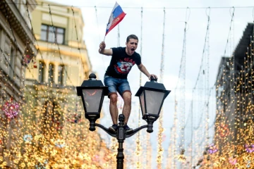 Un supporter russe célèbre la victoire de son pays face à l'Espagne en 8es de finale du Mondial, à Moscou, le 1er juillet 2018