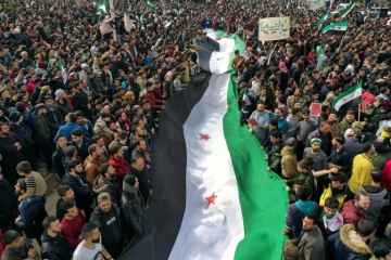 Vue aérienne d'une manifestation à Idleb pour marquer les dix ans du soulèvement en Syrie, le 15 mars 2021