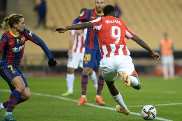 L'attaquant de l'Athletic Bilbao, Iñaki Williams (d), tire et marque lors de la finale de la Supercoupe d'Espagne face au FC Barcelone, à Séville, le 17 janvier 2021