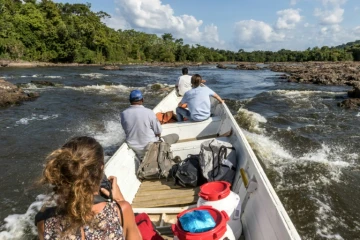 Des touristes visitent le fleuve Maroni en Guyane, le 28 novembre 2016