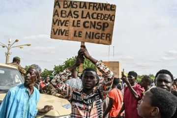 Des soutiens aux auteurs du coup d'Etat au Niger manifestent devant le grand stade de Niamey, le 6 août 2023