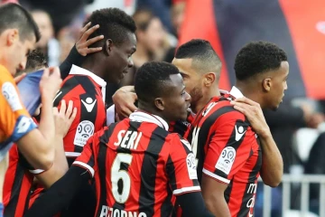 Les joueurs niçois congratulent Mario Balotelli (g) buteur face à Dijon, à l'Allianz Riviera, le 18 décembre 2016