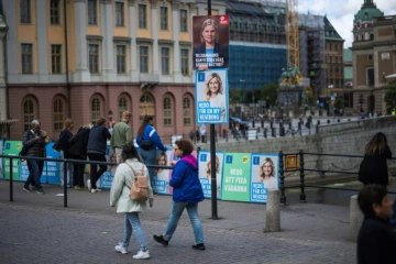 Une droite prête à revenir au pouvoir en s'appuyant sur l'extrême droite, la gauche sortante qui cherche "quatre ans de plus": la Suède vote dimanche