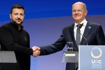 Le président ukrainien Volodymyr Zelensky (à gauche) et le chancelier allemand Olaf Scholz, le 11 juin 2024 à Berlin