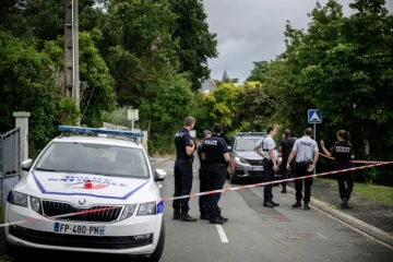 La police bloque une rue d'Avrillé, dans le Maine-et-Loire, où un détenu en cavale a été retrouvé et interpellé le 4 juillet 2023