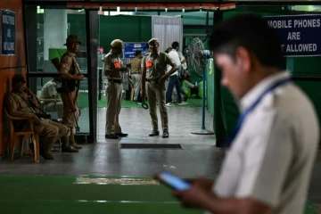 Le personnel de sécurité monte la garde dans un bureau de vote à New Delhi, le 4 juin 2024