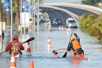 Deux hommes se déplacent en kayak sur une route inondée à Palavas-les-Flots le 23 novembre 2019 