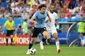 L'avant-centre de l'Uruguay Edinson Cavani devant le Saoudien Abdullah Otayf au Mondial, le 20 juin 2018 à Rostov