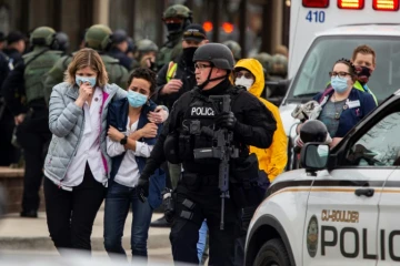 Du personnel médical évacué du supermarché où est survenue une fusillade, à Boulder dans le Colorado, le 22 mars 2021 